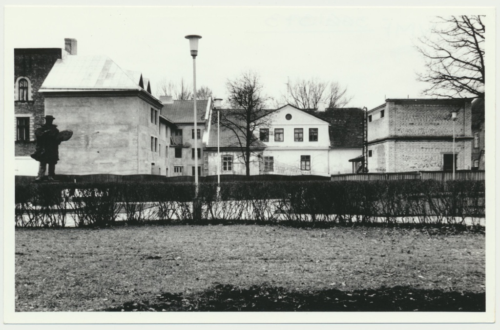 foto, Viljandi muuseum, õu, elektri alajaam, oktoober 1993, foto L. Kadalipp