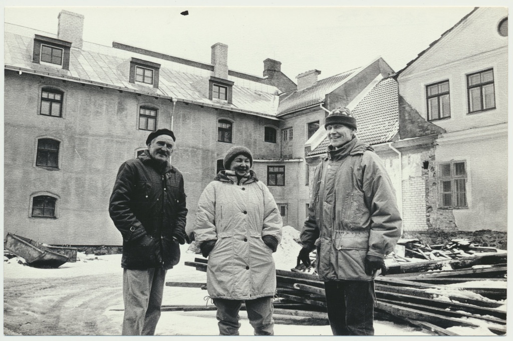 foto, Viljandi muuseumi õu, Martinson, Männik, Pihlak, 1994, foto E. Veliste