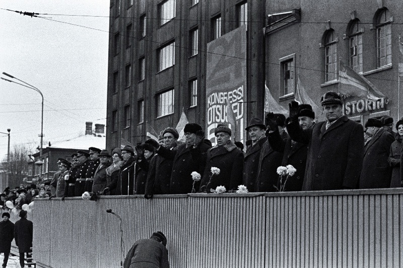 Suure Sotsialistliku Oktoobrirevolutsiooni 54. aastapäeva tähistamine. Esiplaanil EKP Keskkomitee esimene sekretär J.Käbin, ENSV Ülemnõukogu Presiidiumi esimees A. Vader, ENSV Ministrite Nõukogu esimees V.Klausson, EKP Keskkomitee teine sekretär K.Lebedev, EKP Keskkomitee sekretärid K.Vaino ja V.Väljas.