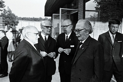 III rahvusvahelise fennougristide kongressi delegaadid (vasakult): Julius Mägiste, Hans Kruus, Eduard Päll ja Friedebert Tuglas Kadriorus kohviku „Tuljak“ rõdul vestlemas.  duplicate photo