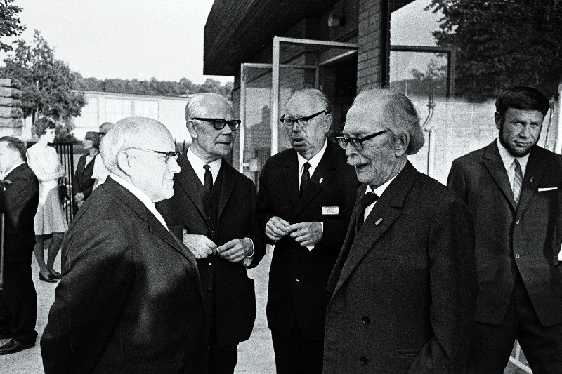 III rahvusvahelise fennougristide kongressi delegaadid (vasakult): Julius Mägiste, Hans Kruus, Eduard Päll ja Friedebert Tuglas Kadriorus kohviku „Tuljak“ rõdul vestlemas.