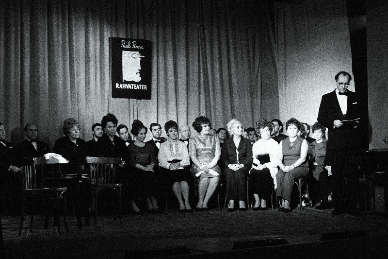 P. Pinna Rahvateatri 25. aastapäeva pidulik tähistamine. Päevakohase kõnega esineb teatri peanäitejuht Valter Luts. Näitlejad vasakult: V. Paagel, P. Jortig, M. Riik, L. Õunroos, V. Plaas, M. Demin, S. Moor, V. Raamat, L. Mets, M. Kraus, H. Kitsing, A. Viir.