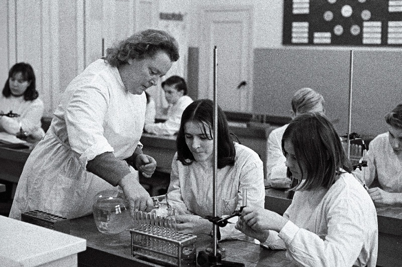 Väimela näidissovhoostehnikumi keemia tundi viib läbi õpetaja Leida Meerits.