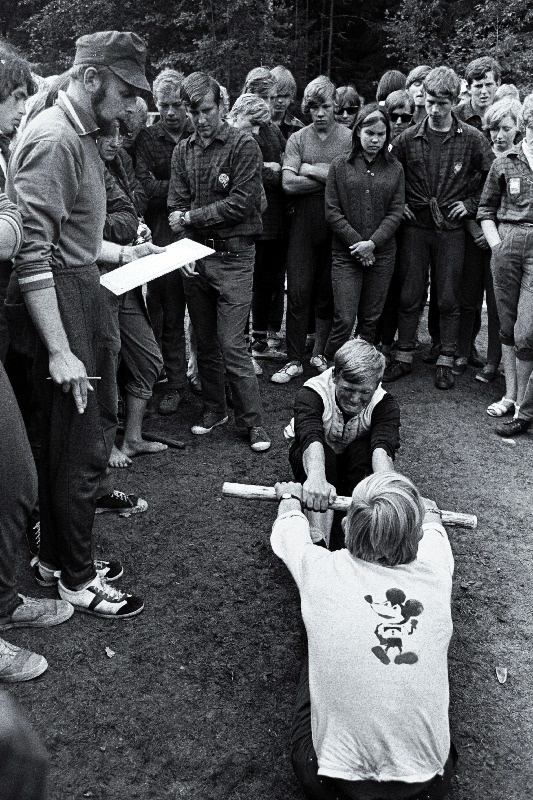 Eesti Õpilasmaleva liikmed Pärlijõe kokkutulekul jõudu katsumas.