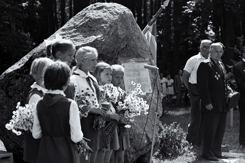 Alatsikivi Keskkooli pioneerid mälestuskivi juures esinemas sõjaveteranidele (esiplaanil endine 300. polgu komandör polkovnik Ilmar Paul), kes veerand sajandit tagasi vabastasid asula hitlerlastest.