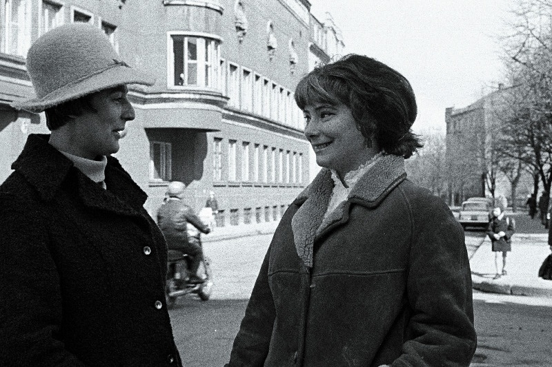 VNFSV teeneline kunstnik, nõukogude filminäitleja Tatjana Somoilova (paremal) Tallinnas.