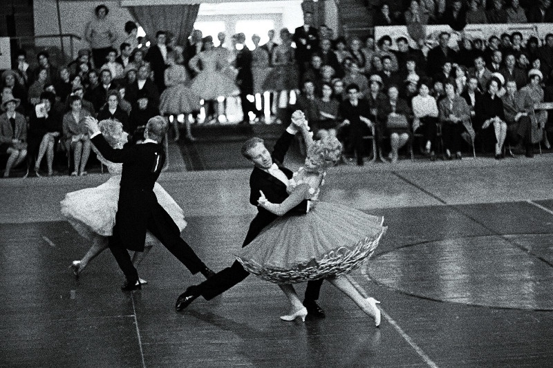 Rahvusvahelise tantsuturniiri kolmekordsed võitjad Aare ja Piia Orb (esiplaanil) Kalevi spordihallis.