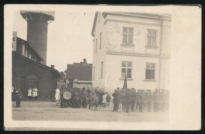 fotopostkaart, Viljandi, turuplats, võidupüha tähistamine?, sõjaväe orkester, turuhoone, veetorn, koolimaja, u 1928