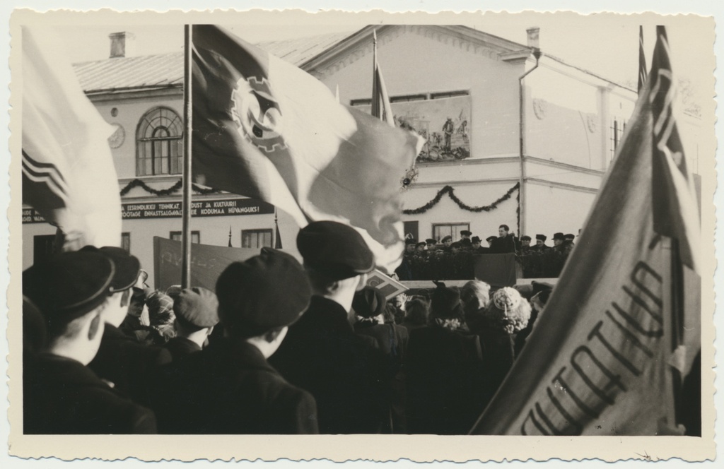 foto Oktoobrirevolutsiooni 30.aastapäev Viljandis