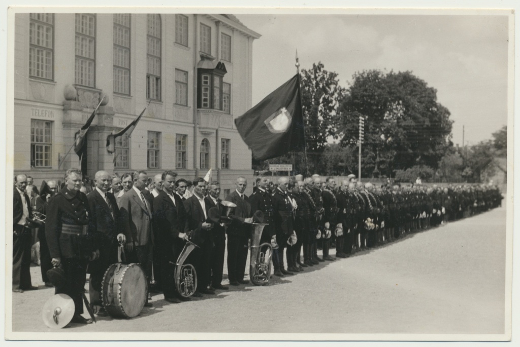 foto, Viljandi, Vabaduse plats, võidupüha tähistamine 1936, tuletõrjujad rivis, orkester
