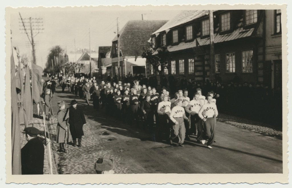 foto, Viljandi, Tallinna tn, oktoobrirevolutsiooni 30. aastapäeva rongkäik 7.11.1947 F: A. Kiisla. Sportlased-teatejooksjad Võhma-Viljandi (vt VM 8061 Aj).
