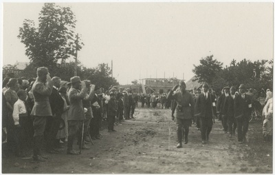 Puhja Vabadussõja mälestussamba avamine, sõdurid tervitavad inimesi  similar photo