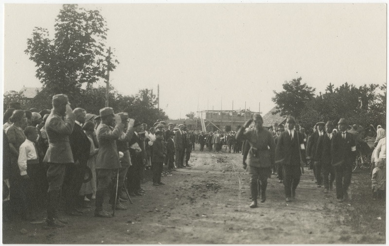 Puhja Vabadussõja mälestussamba avamine, sõdurid tervitavad inimesi