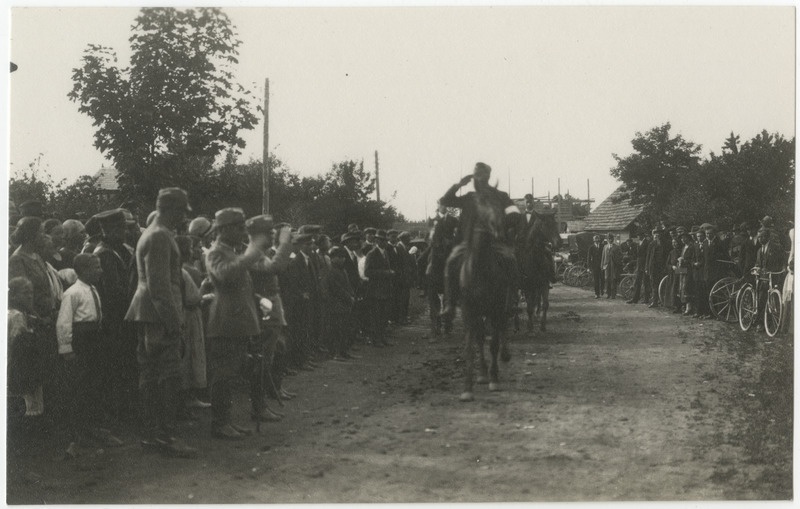 Puhja Vabadussõja mälestussamba avamine, ratsanike tervitamine