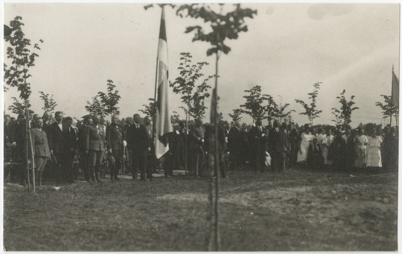 Puhja Vabadussõja mälestussamba avamine, inimesed lipu juures seismas