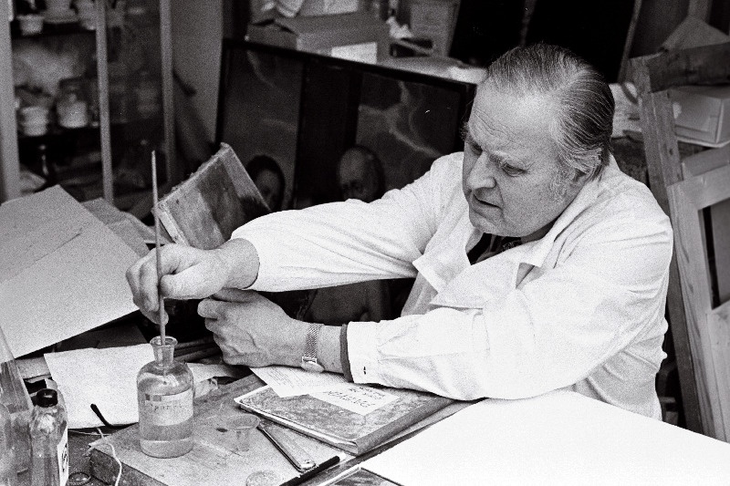 Eesti NSV Riikliku Kunstimuuseumi kunstnik- restauraator Eerik Põld töö juures.