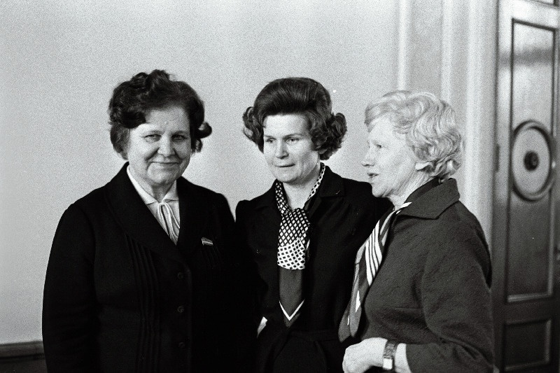Kosmonaut Valentina Nikolajeva Tereškova (keskel), ENSV Ülemnõukogu Presiidiumi esimehe asetäitja Meta Vannas (vasakul) ja Nõukogude Rahufondi Kaastöökomisjoni esimees Olga Lauristin vestlemas.