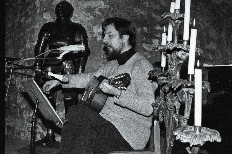 Näitleja Priit Pedajas esinemas.