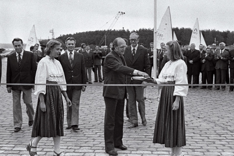 Eesti NSV Ministrite Nõukogu esimehe asetäitja, organiseerimiskomitee "Olümpia 80" aseesimees A. Green olümpiapurjespordikeskuse esimese järgu avamisel linti läbi lõikamas.