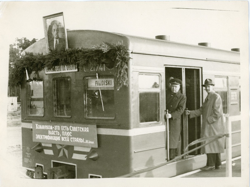 Klooga-Paldiski elektriraudtee avamine: elektrirong Klooga jaamas, vaade ehitud sektsioonile 1741, 4. november 1961