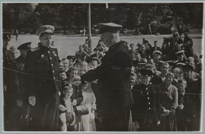 Sõjapurustused ja taastamine Eesti raudteel: Eesti Raudtee ülem Anatoli Roslak raudteelaste päeval Tallinn-Balti jaamahoonet avamas, 5.august 1945.  duplicate photo