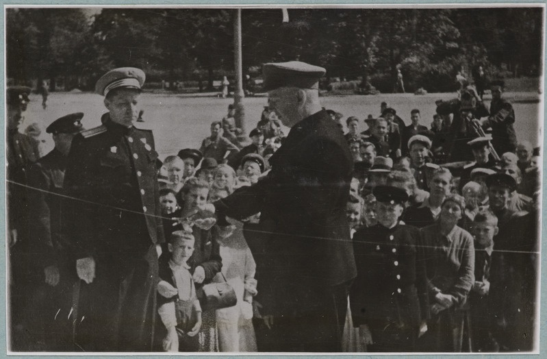 Sõjapurustused ja taastamine Eesti raudteel: Eesti Raudtee ülem Anatoli Roslak raudteelaste päeval Tallinn-Balti jaamahoonet avamas, 5.august 1945.