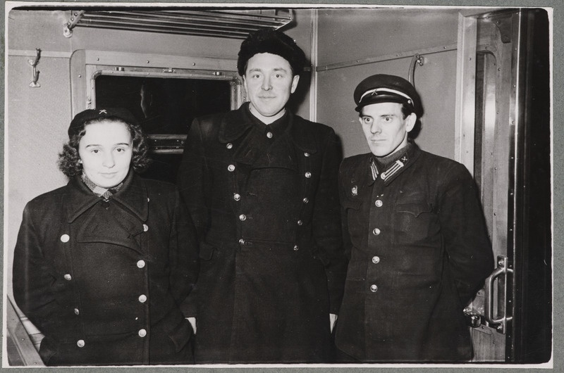 Elektridepoo: kommunistliku töö brigaad elektrirongi Sr3 vagunis, paremalt esimene vanemmootorijuht Harry Saarma ja tema kõrval abi German Savinov, ca 1959-1960