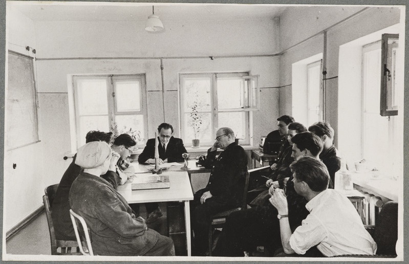 Elektridepoo: majandusanalüüsi ühiskondliku büroo istung Pääsküla depoo ülema kabinetis, 1960. aastad.