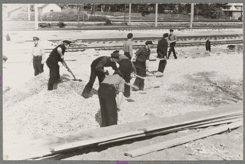Elektridepoo: haljastustööd Pääsküla depoo õuel, 1960. aastad.