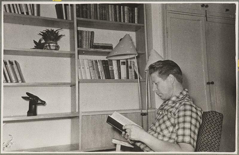 Elektridepoo: Hannes Tamm kodus raamatut lugemas, 1960. aastad.