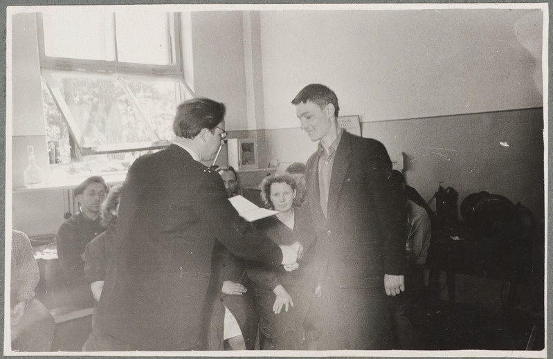 Elektridepoo: elektromehaanika tsehhile tunnistuse üleandmine kommunistliku töö tsehhi nimetuse omistamise kohta, juuni 1963.