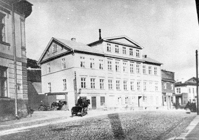 Kivimaja Riia tänaval  - vaade Karlova (hiljem Kalevi) ja Riia t nurgalt. Vasakul reaalgümnaasium (hiljem tütarlastegümnaasium).  Voorimehed. Tartu, ca 1915-1920.  duplicate photo