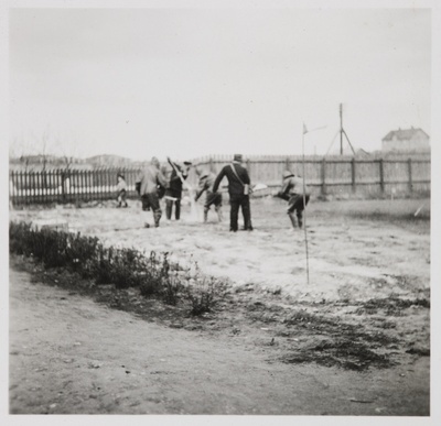 Pilte Eesti raudteedelt: õhu- ja gaasikaitsepäev Rakveres, harjutamine raudtee maa-alal, 15. mai 1938  similar photo