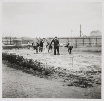 Pilte Eesti raudteedelt: õhu- ja gaasikaitsepäev Rakveres, harjutamine raudtee maa-alal, 15. mai 1938  similar photo