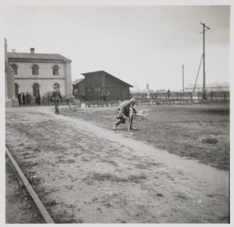 Pilte Eesti raudteedelt: õhu- ja gaasikaitsepäev Rakveres, harjutamine veduridepoo juures, 15. mai 1938
