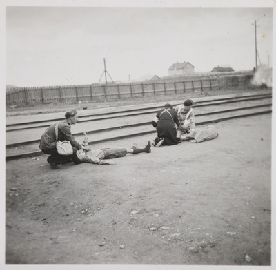 Pilte Eesti raudteedelt: õhu- ja gaasikaitsepäev Rakveres, "kannatanute" aitamine jaamas, 15. mai 1938  similar photo