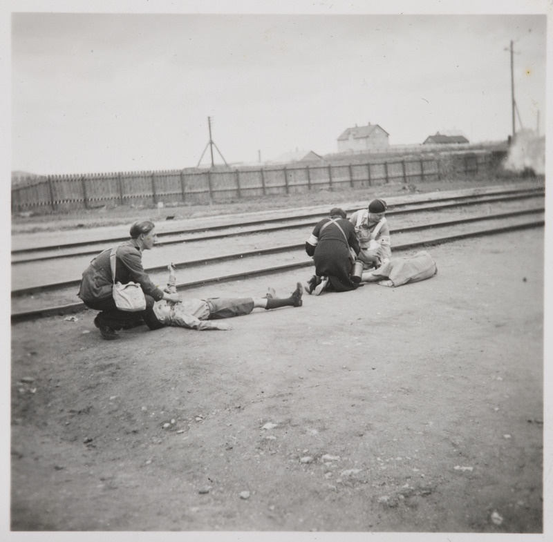 Pilte Eesti raudteedelt: õhu- ja gaasikaitsepäev Rakveres, "kannatanute" aitamine jaamas, 15. mai 1938