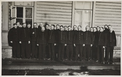 Pilte Eesti raudteedelt: 5. täienduskursusel osalevad jaamaülemad Tallinnas Balti jaamas konduktorite reservi hoone ees, 1938  duplicate photo