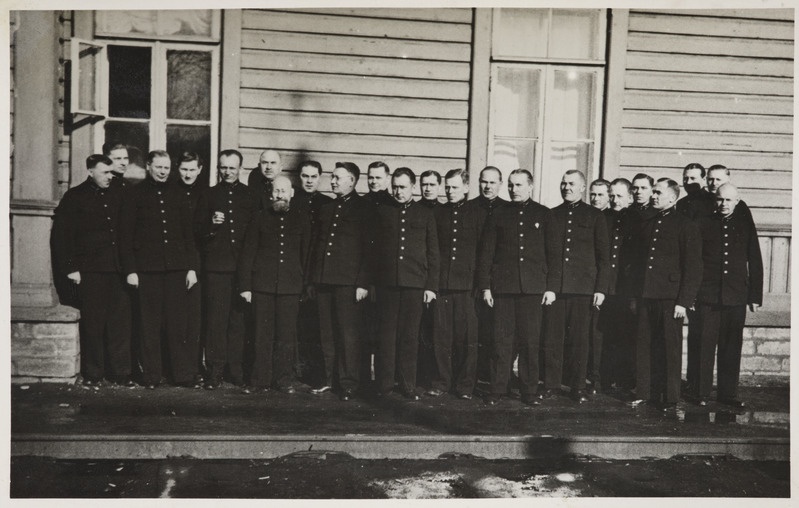 Pilte Eesti raudteedelt: 5. täienduskursusel osalevad jaamaülemad Tallinnas Balti jaamas konduktorite reservi hoone ees, 1938
