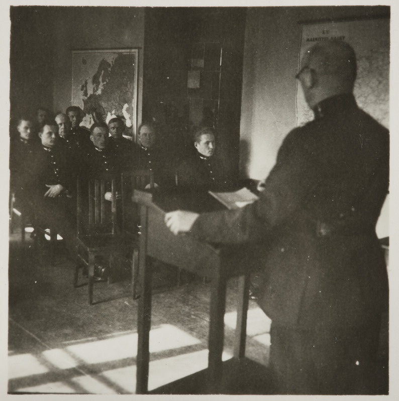 Pilte Eesti raudteedelt: Elias Kasak esineb Tallinnas konduktorite reservi ruumis rongijuhtidele, 1930. aastad