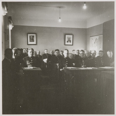 Pilte Eesti raudteedelt: jaamaülemate täienduskursusel osalejad konduktorite reservi ruumis Tallinnas, 1930. aastad  similar photo