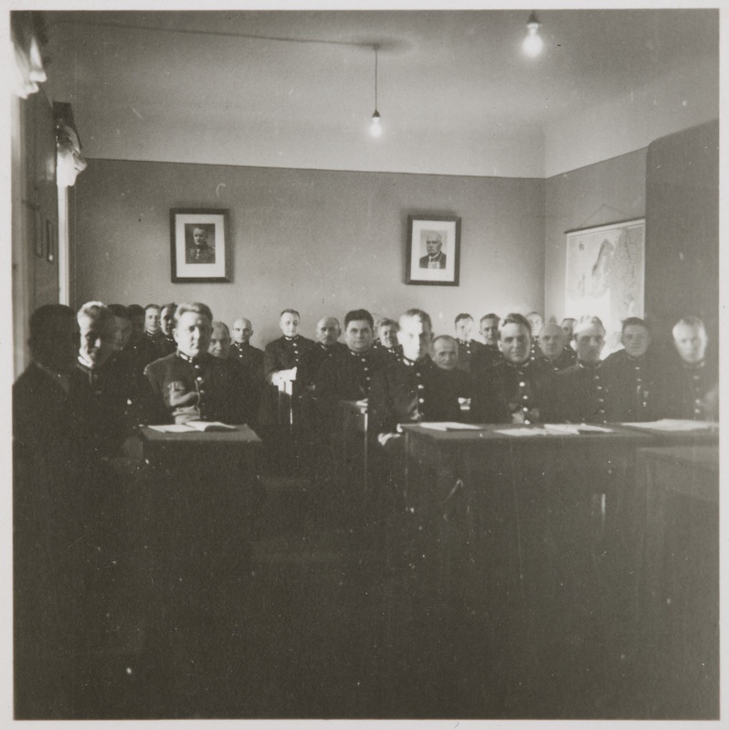 Pilte Eesti raudteedelt: jaamaülemate täienduskursusel osalejad konduktorite reservi ruumis Tallinnas, 1930. aastad