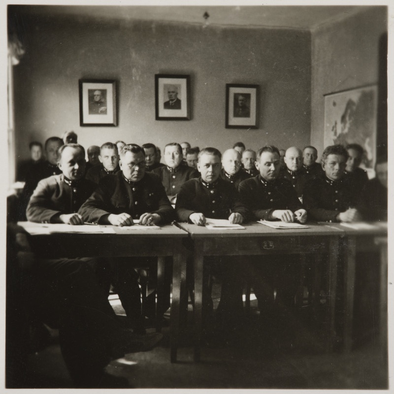Pilte Eesti raudteedelt: täienduskursusel osalevad jaamaülemad loengus konduktorite reservi ruumis Tallinnas, 1930. aastad