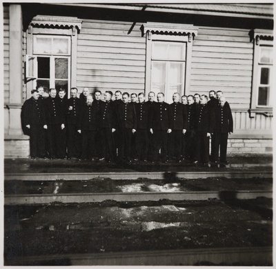 Pilte Eesti raudteedelt: 5. täienduskursusel osalevad jaamaülemad Tallinnas konduktorite reservi hoone ees, 1938  duplicate photo