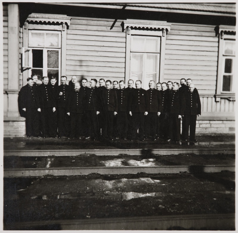 Pilte Eesti raudteedelt: 5. täienduskursusel osalevad jaamaülemad Tallinnas konduktorite reservi hoone ees, 1938