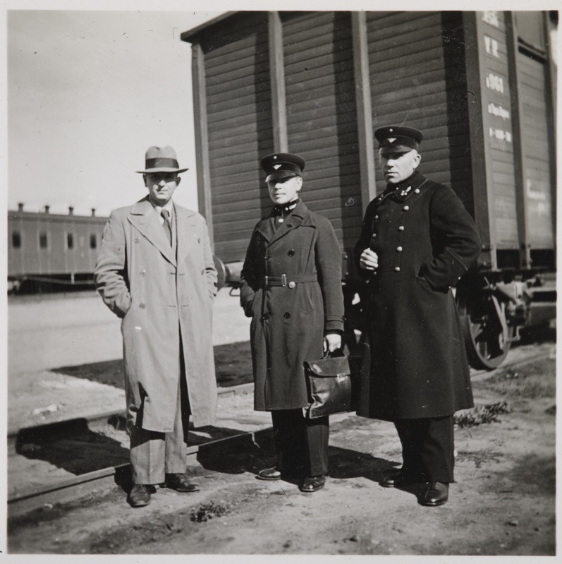 Pilte Eesti raudteedelt: raudteeametnikud kaubavaguni juures, 1930. aastad