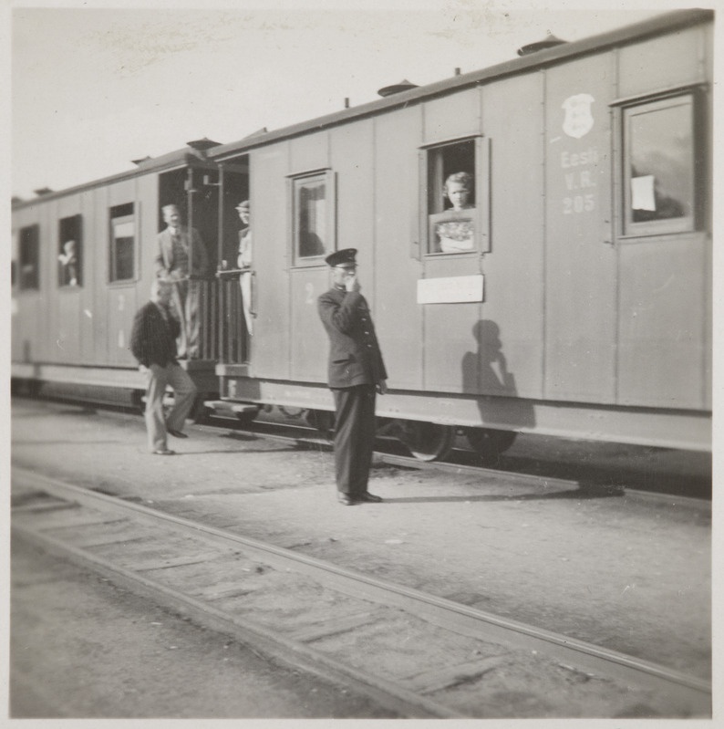 Pilte Eesti raudteedelt: rongijuht kitsarööpmelise reisirongi kõrval vilesignaali andmas, 1930. aastad