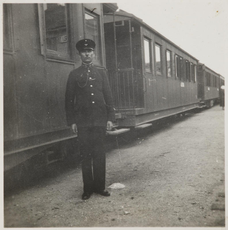 Pilte Eesti raudteedelt: rongijuht kitsarööpmelise reisirongi kõrval, 1930. aastad