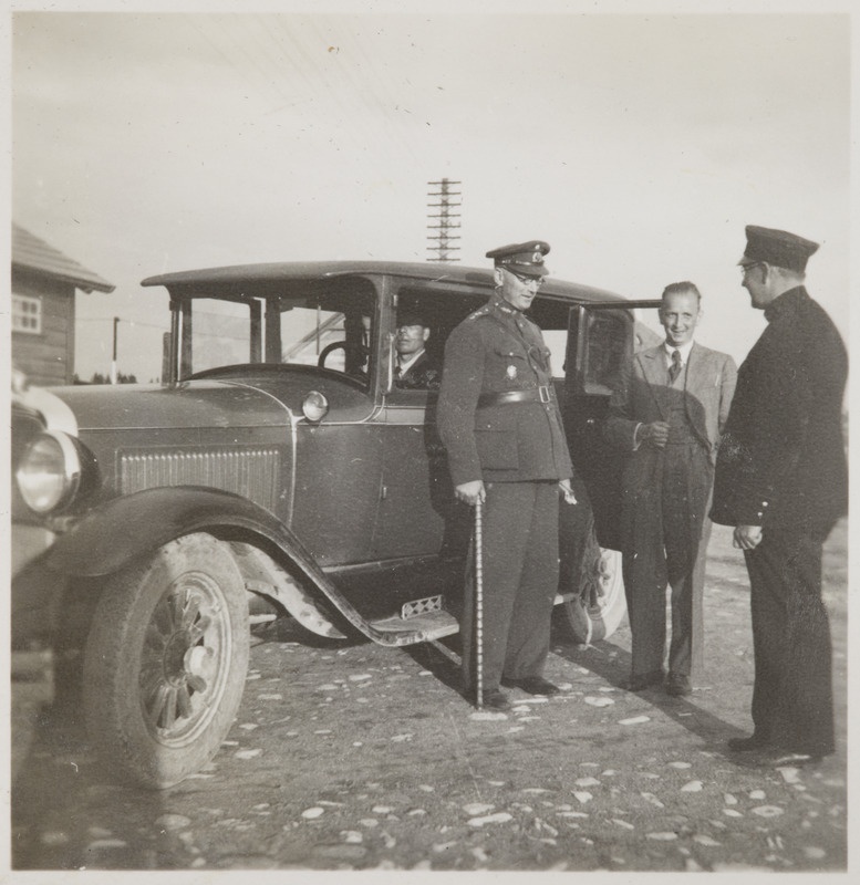 Pilte Eesti raudteedelt: ekspluatatsiooniameti juhataja Elias Kasak sõiduauto juures kolleegidega vestlemas, 1930. aastad