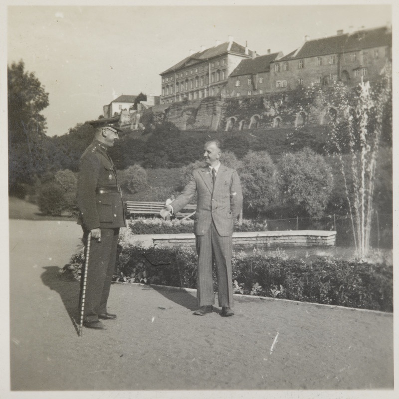 Pilte Eesti raudteedelt: ekspluatatsiooniameti juhataja Elias Kasak Eugen Tomsoniga (Enn Talve) Snelli tiigi ääres Tallinnas, 1930. aastad